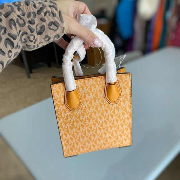 Michael Kors Mercer Honeycomb Gold Signature PVC  Crossbody bag - Picture 3 of 10